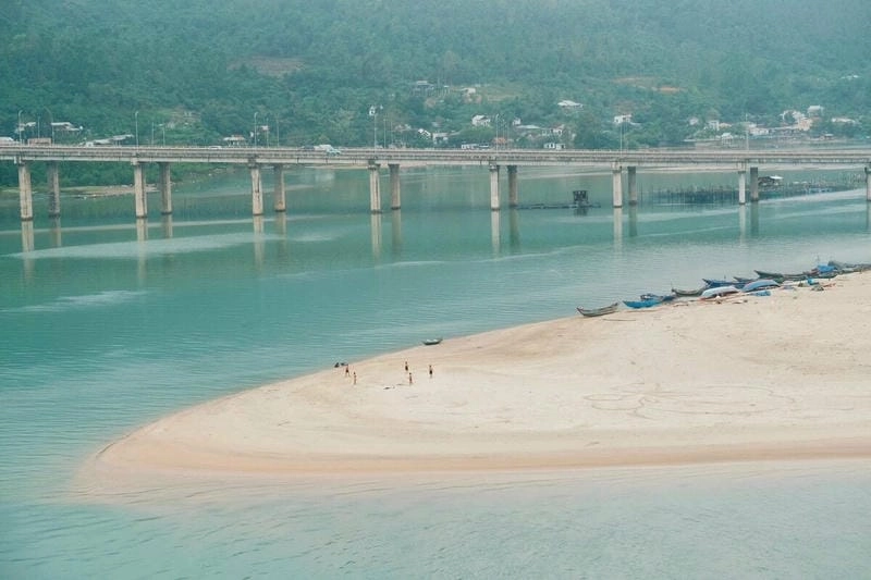 Tận hưởng vẻ đẹp bãi biển Lăng Cô Huế