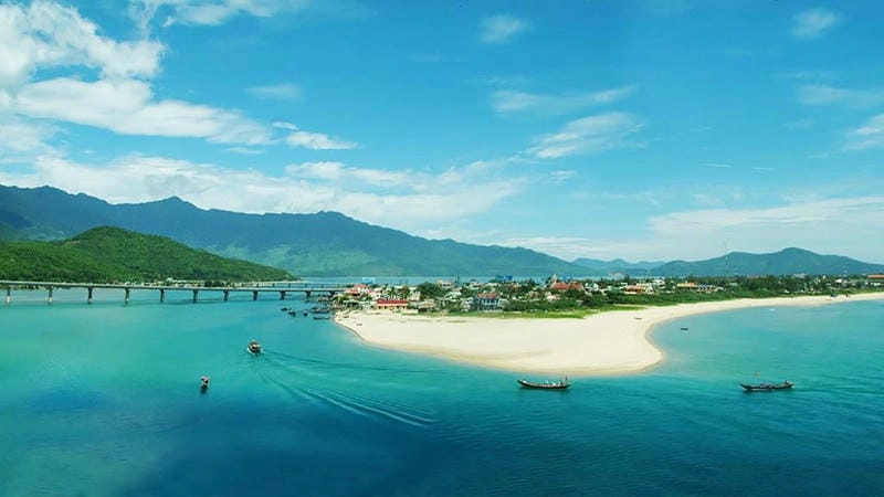 Tìm hiểu vẻ đẹp bình yên của bãi biển Lăng Cô