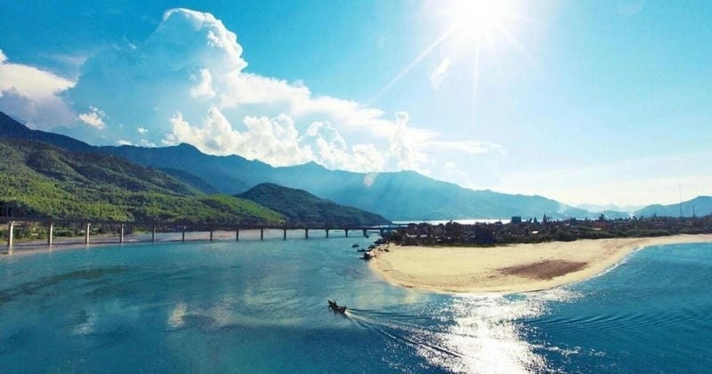 Tận hưởng cảm giác Lăng Cô tắm biển sảng khoái