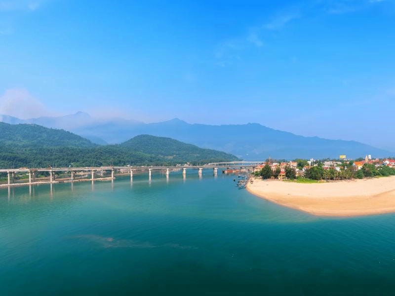 Lăng Cô nước trong veo thu hút ánh nhìn