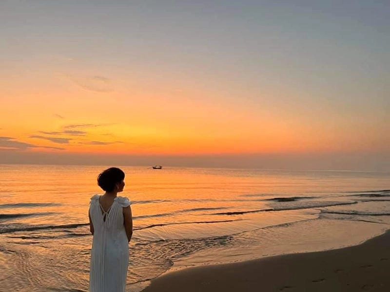 Thời điểm lý tưởng để khám phá bãi biển Long Thủy là mùa hè