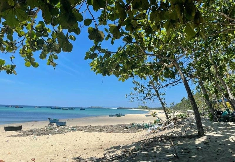 Tận hưởng cảm giác Long Thủy tắm biển sảng khoái