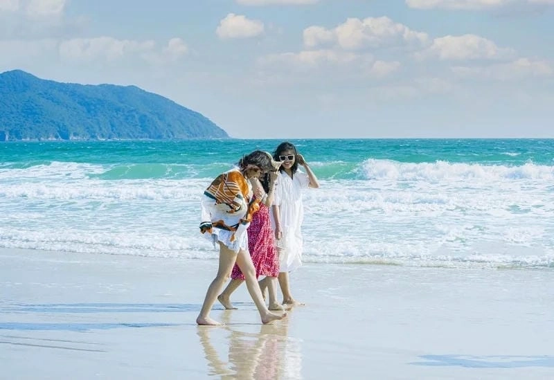Thời điểm lý tưởng để khám phá bãi biển Minh Châu là mùa hè