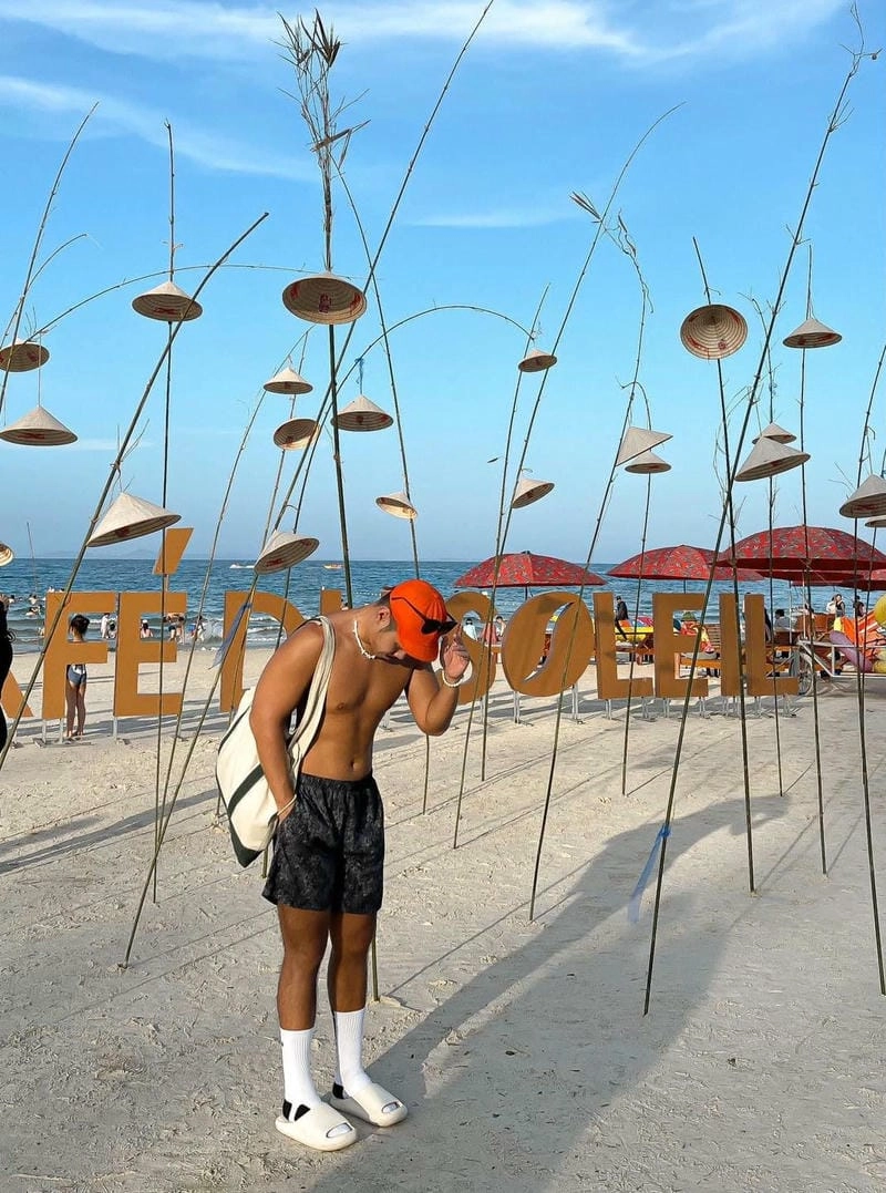 Đắm mình trong làn Minh Châu biển xanh mát lạnh