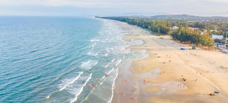 Thời điểm lý tưởng để khám phá bãi biển Mỹ Khê là mùa hè