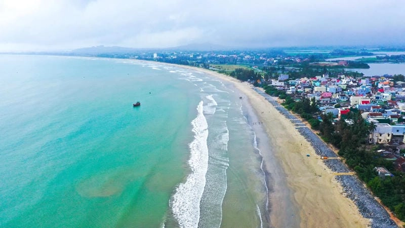 Lắng nghe Mỹ Khê sóng biển rì rào êm tai