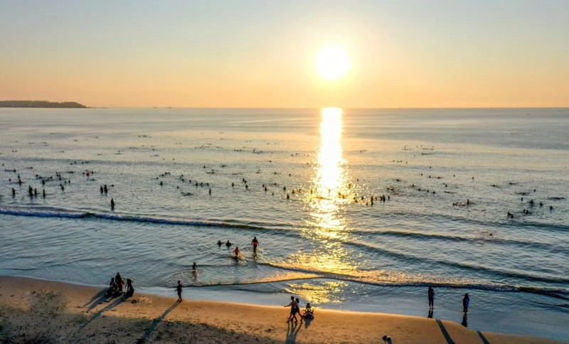 Ngắm toàn cảnh Mỹ Khê từ trên cao