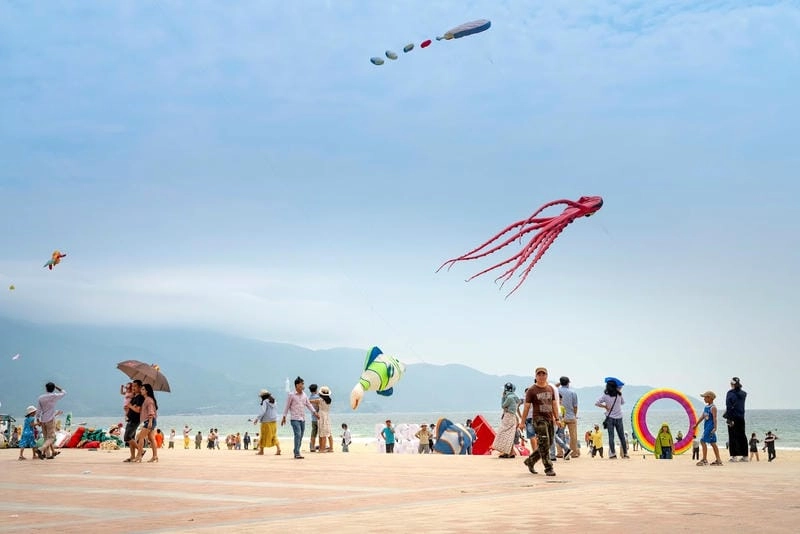 Tận hưởng cảm giác Mỹ Khê tắm biển sảng khoái