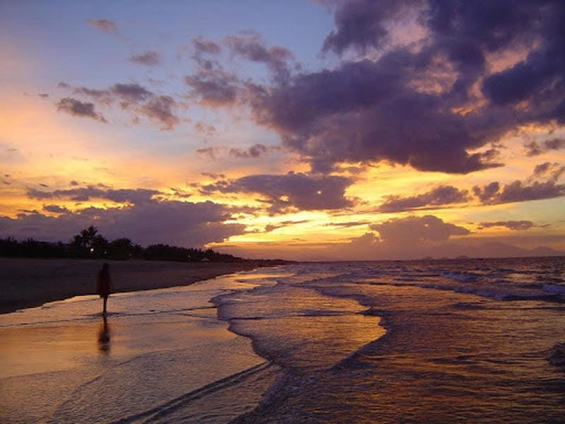 Vui chơi trên Mỹ Khê bãi cát dài bất tận