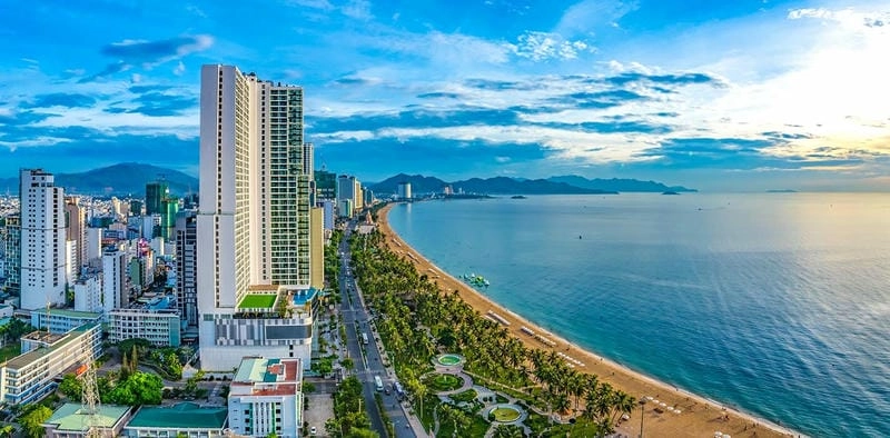 Dạo bước trên bãi biển Nha Trang đường Trần Phú