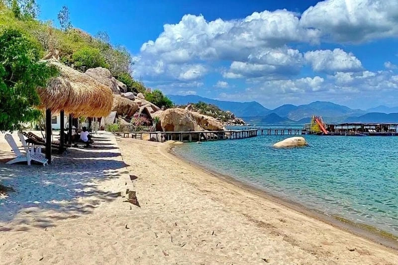 Ngắm bãi biển Nha Trang về đêm