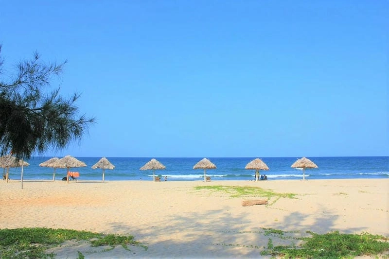 Dạo bước trên Nhật Lệ cát vàng óng ánh