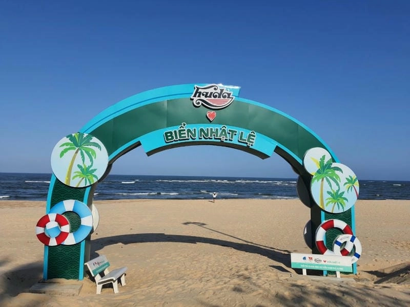 Đắm mình trong làn Nhật Lệ biển xanh mát lạnh