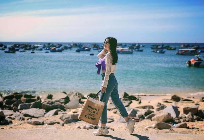 Thời điểm lý tưởng để khám phá bãi biển Nhơn Lý là mùa hè