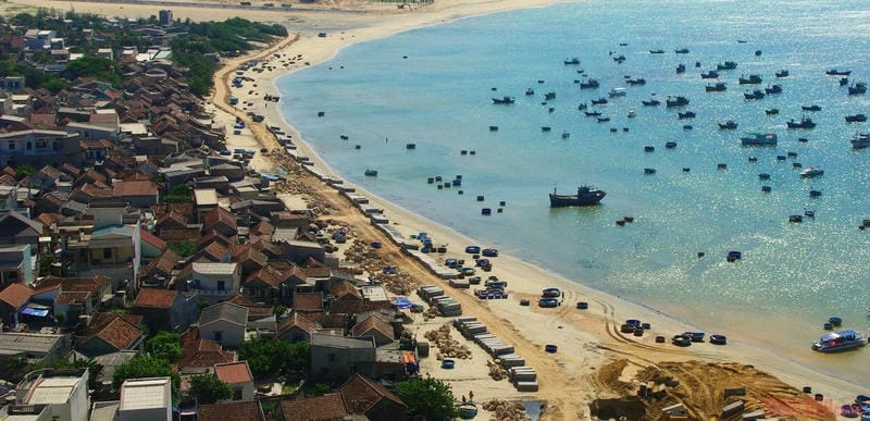 Dạo bước trên Nhơn Lý cát vàng óng ánh