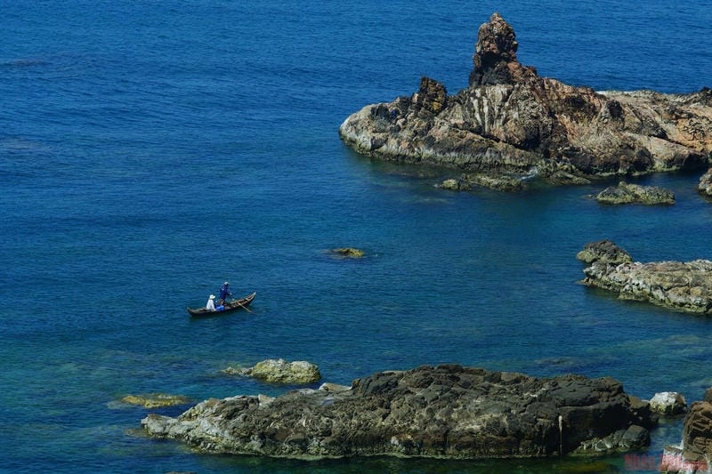 Đắm mình trong làn Nhơn Lý biển xanh mát lạnh