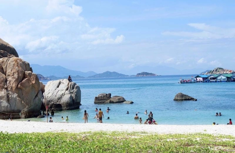 Vui chơi tại bãi biển Bình Sơn Ninh Chữ