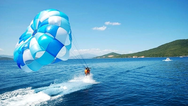 Đắm mình trong làn Non Nước biển xanh mát lạnh