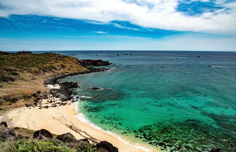 Thời điểm lý tưởng để khám phá bãi biển Phú Quý là mùa hè