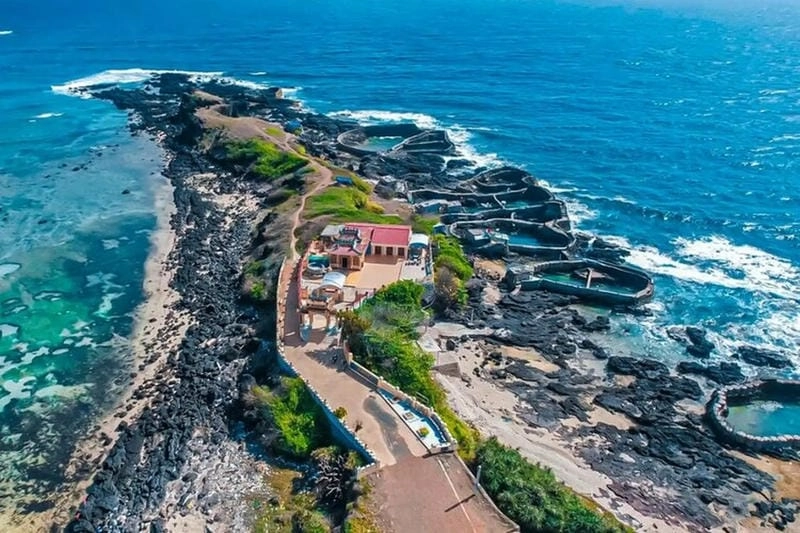 Tận hưởng cảm giác Phú Quý tắm biển sảng khoái