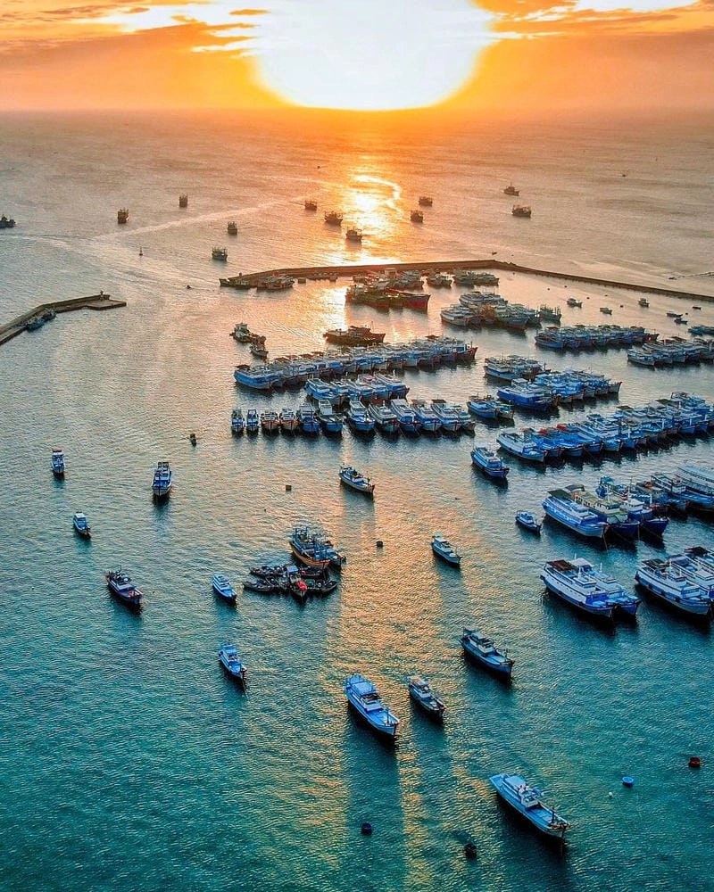 Phú Quý nước trong veo thu hút ánh nhìn