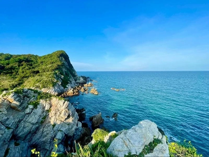 Khám phá vẻ đẹp của bãi biển Minh Châu Quan Lạn.