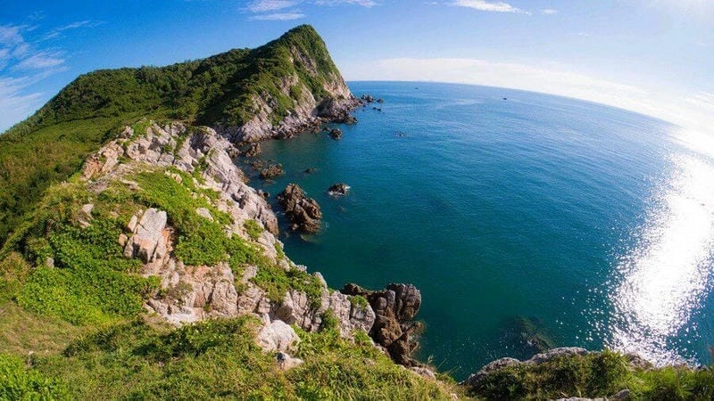 Chiêm ngưỡng hình ảnh bãi biển Quan Lạn tuyệt đẹp