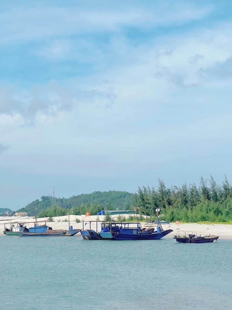 Quan Lạn nước trong veo thu hút ánh nhìn