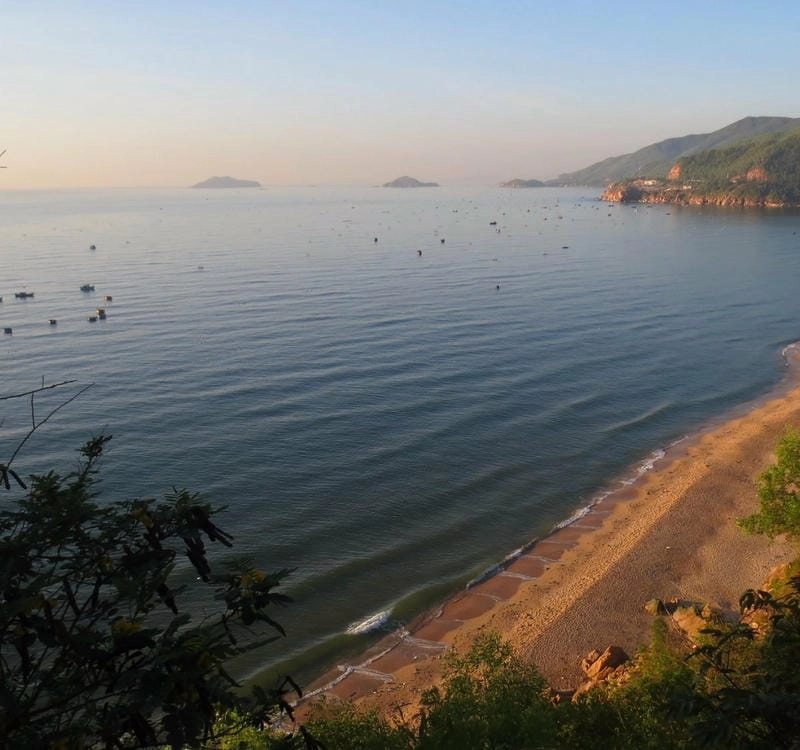 Lắng nghe Quy Hòa sóng biển rì rào êm tai