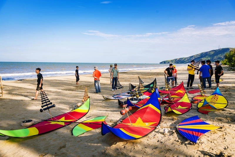 Dạo bước trên Quỳnh Phương cát trắng mịn màng