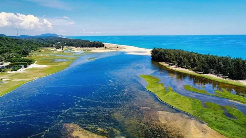 Đắm mình trong làn Sa Huỳnh biển xanh mát lạnh