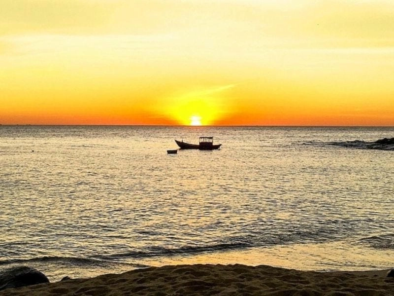 Vui chơi trên Sa Huỳnh bãi cát dài bất tận