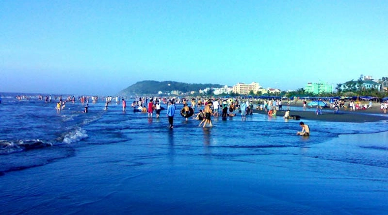 Dạo bước trên bãi Sầm Sơn cát mịn dài bất tận