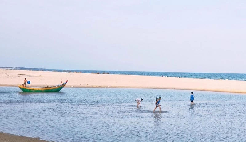 Tìm hiểu vẻ đẹp độc đáo của bãi biển Suối Ồ