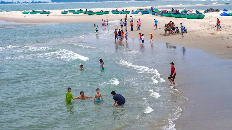 Tận hưởng cảm giác Tân Thành tắm biển sảng khoái