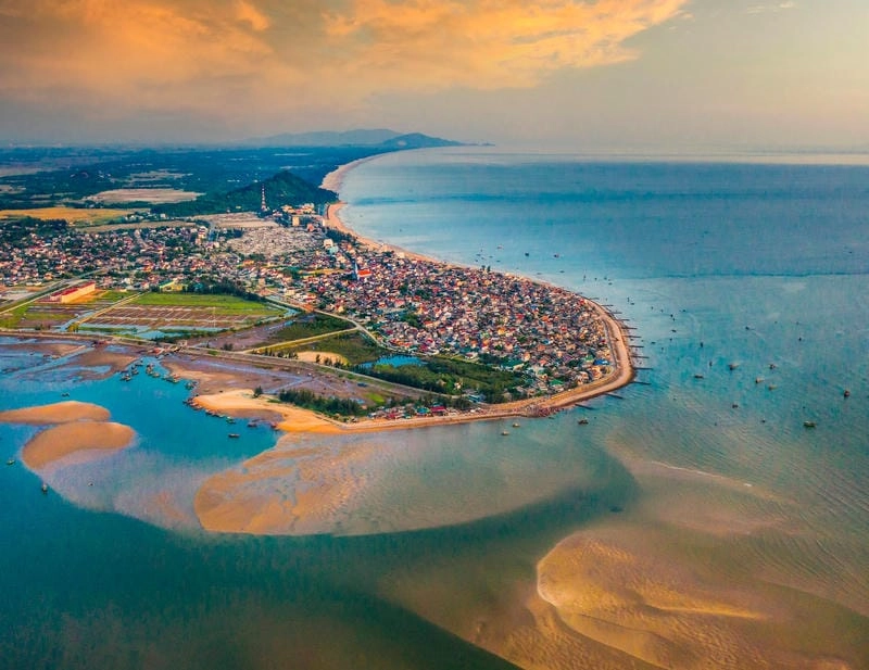 Tìm hiểu vẻ đẹp bình yên của bãi biển Thiên Cầm