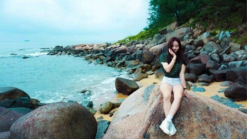 Chụp ảnh cùng Thiên Cầm vách đá độc đáo