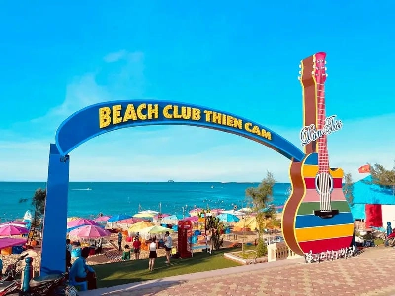 Vui chơi trên Thiên Cầm bãi cát dài bất tận