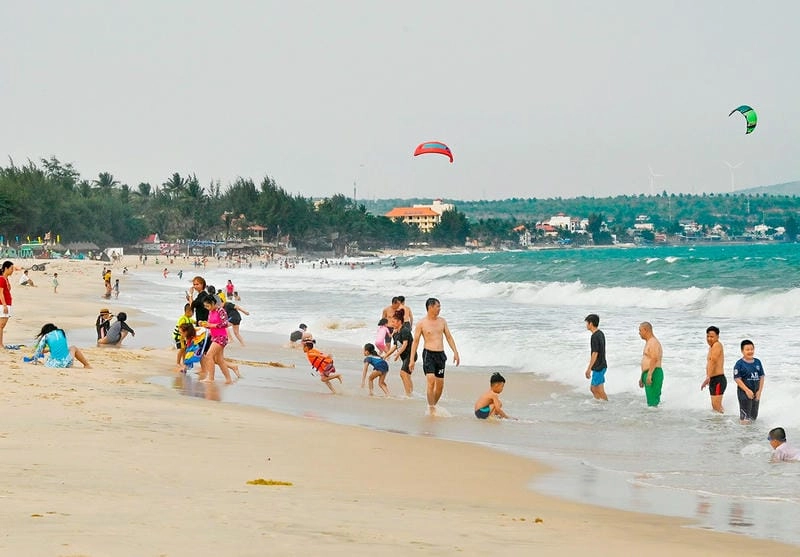 Tìm hiểu vẻ đẹp bình yên của bãi biển Thùy Dương