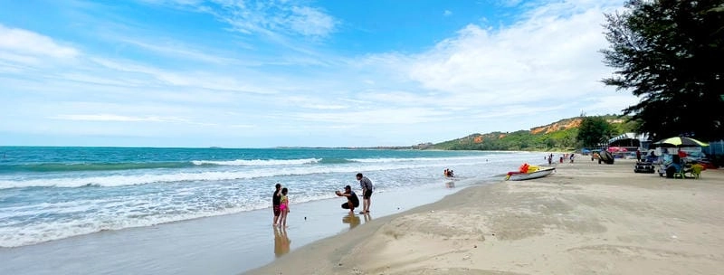 Dạo bước trên Thùy Dương cát vàng óng ánh