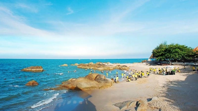 Tận hưởng cảm giác Thùy Dương tắm biển sảng khoái