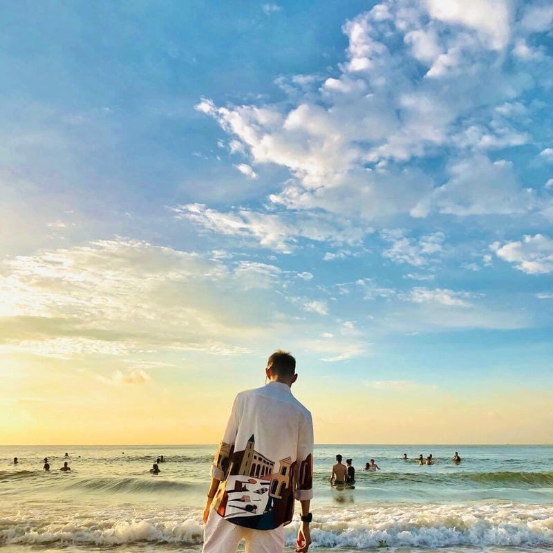 Tận hưởng cảm giác Thùy Vân tắm biển sảng khoái