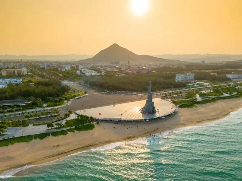 Vui chơi tại bãi tắm biển Phú Yên