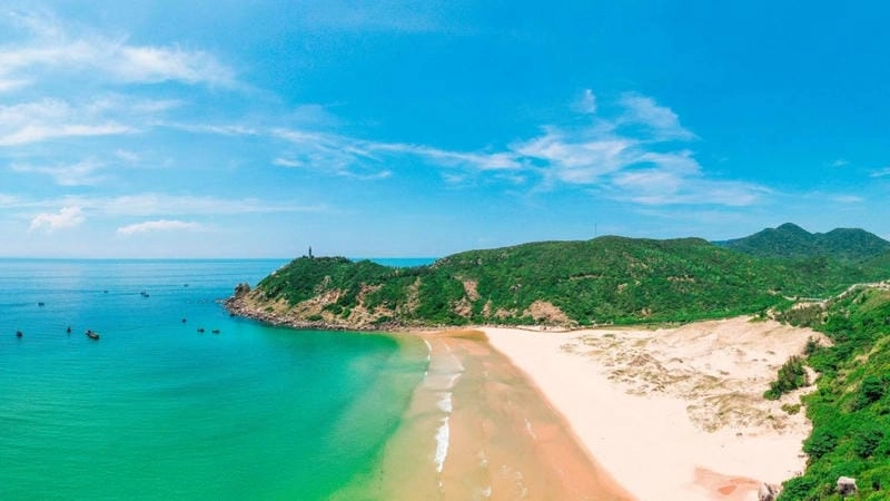 Đắm mình trong làn Tuy Hòa biển xanh mát lạnh