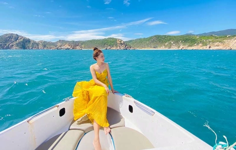 Tận hưởng cảm giác Vĩnh Hy tắm biển sảng khoái