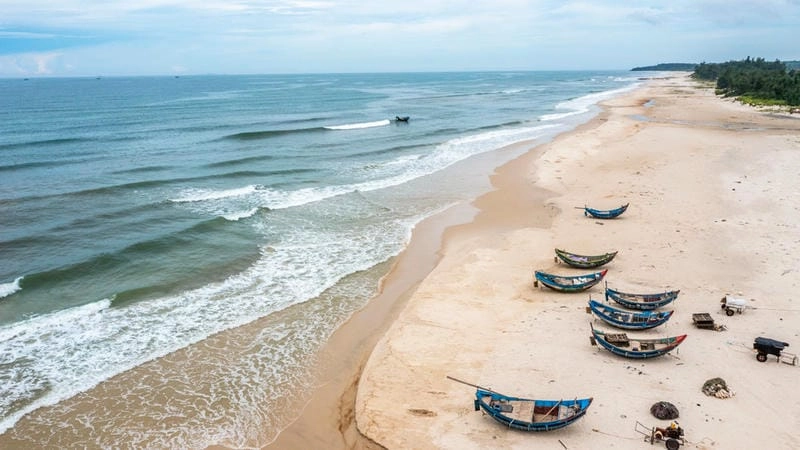 Thời điểm lý tưởng để khám phá bãi biển Vĩnh Thái là mùa hè