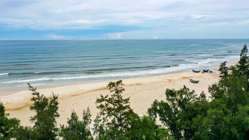 Vui chơi trên Vĩnh Thái bãi cát dài bất tận