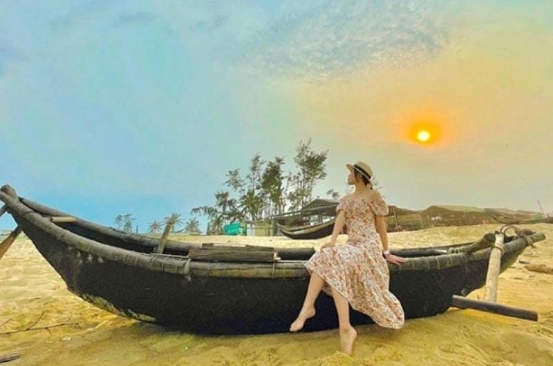 Đắm mình trong làn Vinh Thanh biển xanh mát lạnh