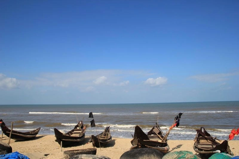 Vui chơi trên Vinh Thanh bãi cát dài bất tận