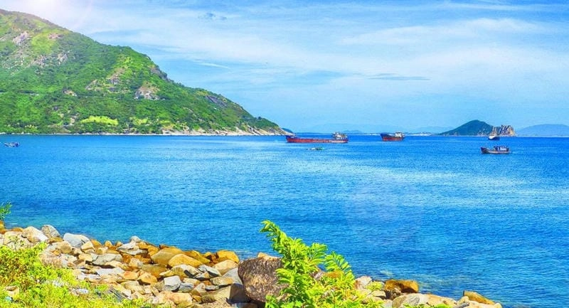 Dạo bước trên Vũng Rô cát vàng óng ánh